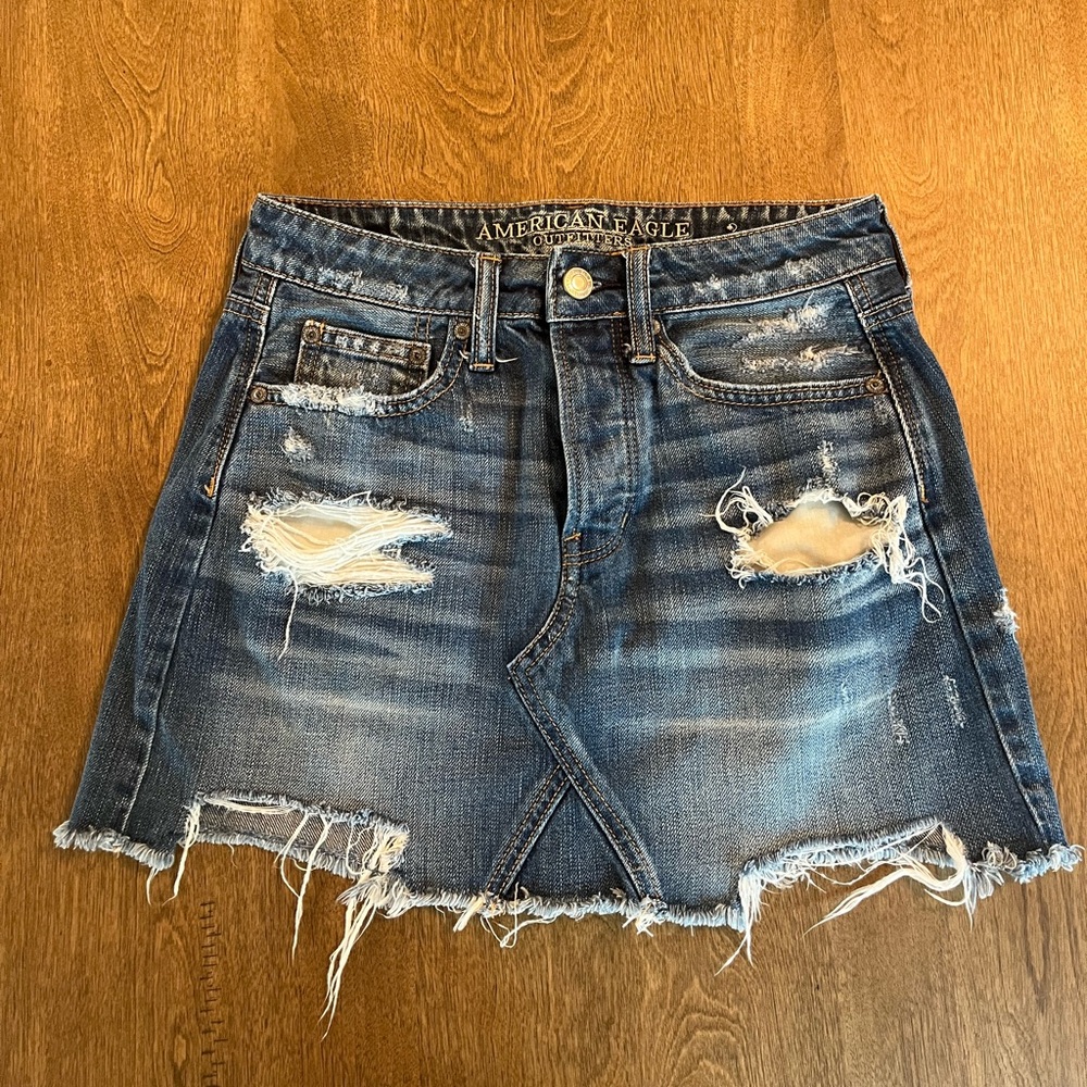 Women’s American Eagle Denim Mini Skirt. Size 0. Distressed. EUC